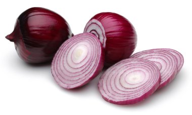 Beyaz izole dilimleri ile kırmızı soğan