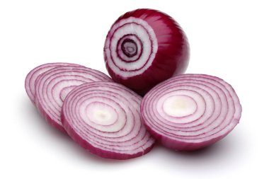 Beyaz izole dilimleri ile kırmızı soğan