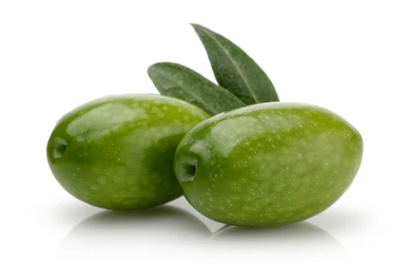 Olive verdi con foglie isolate su bianco — Foto Stock