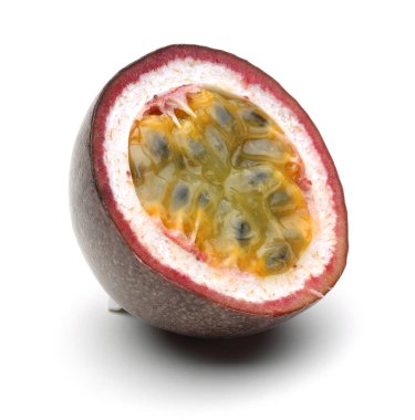 Taze Passion meyve beyaz izole