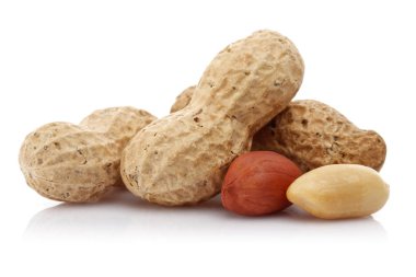 beyaz arkaplanda izole edilmiş yerfıstıkları