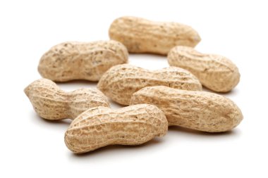 beyaz arkaplanda izole edilmiş yerfıstıkları