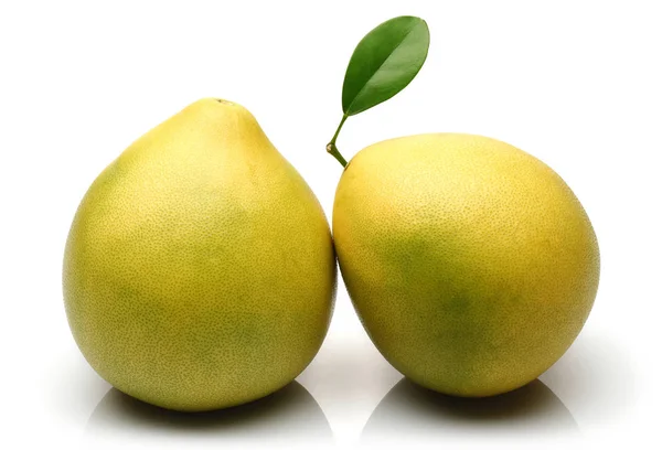 Frutas frescas de pomelo isoladas a branco — Fotografia de Stock