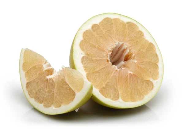 Färska pomelo frukter isolerade på vitt — Stockfoto