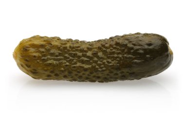 Beyaz üzerinde izole tek Pickled salatalık