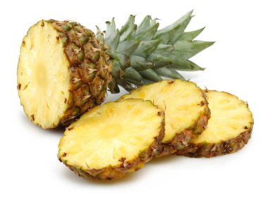 Dilimlenmiş olgun ananas meyve izole