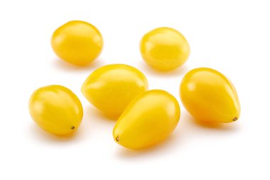 Beyaz üzerine izole edilmiş sarı kiraz domatesleri.