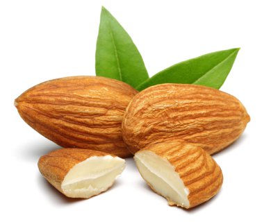 Badem ve yeşil yaprakları beyaz izole