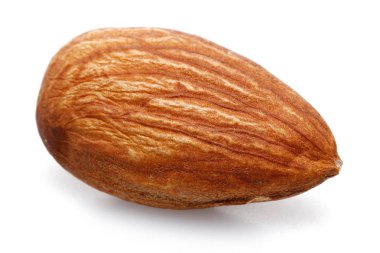 Tek badem üzerinde beyaz izole