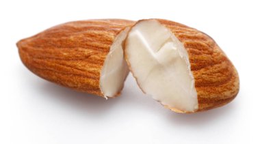 Beyaz üzerine izole edilmiş badem grubu