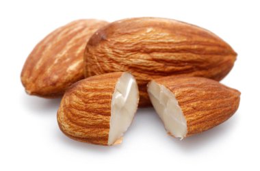 Beyaz üzerine izole edilmiş badem grubu