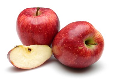 Beyaz üzerinde izole tüm ve dilimlenmiş kırmızı elma