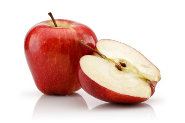 Beyaz üzerinde izole tüm ve dilimlenmiş kırmızı elma