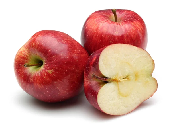 Beyaz üzerinde izole tüm ve dilimlenmiş kırmızı elma — Stok fotoğraf