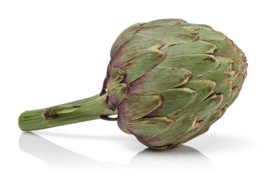 taze enginar üzerinde beyaz izole