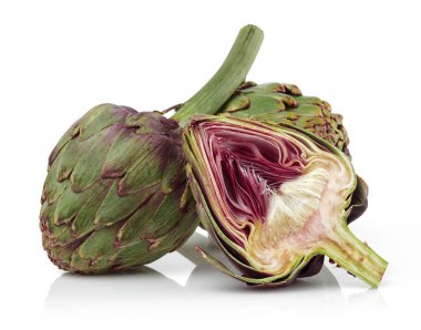 taze enginar üzerinde beyaz izole