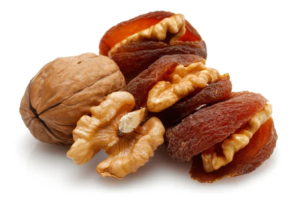 Albaricoques secos con nueces aisladas sobre blanco — Foto de Stock