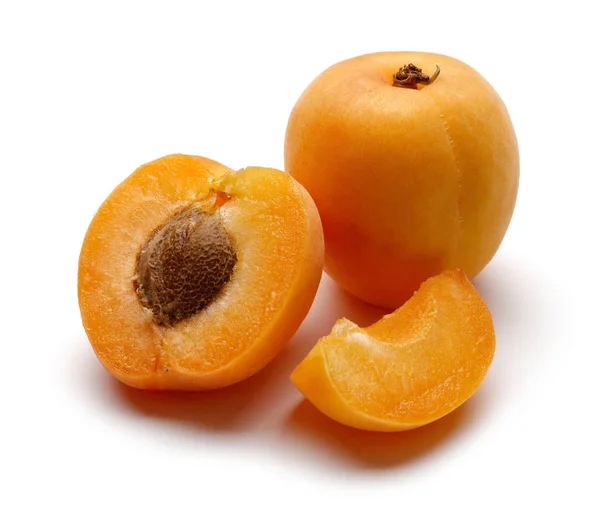 Свіжі стиглі абрикоси ізольовані на білому — стокове фото