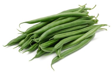 Taze yeşil fasulyeler beyaz üzerine izole