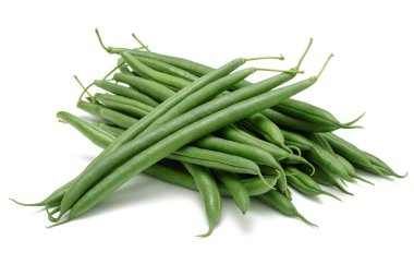 Taze yeşil fasulyeler beyaz üzerine izole