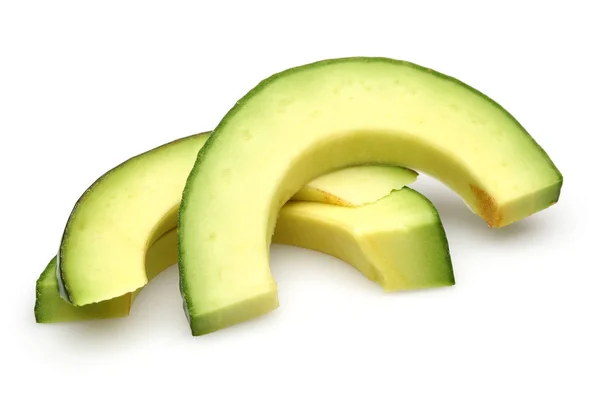 Avocado verde affettato isolato su bianco — Foto Stock