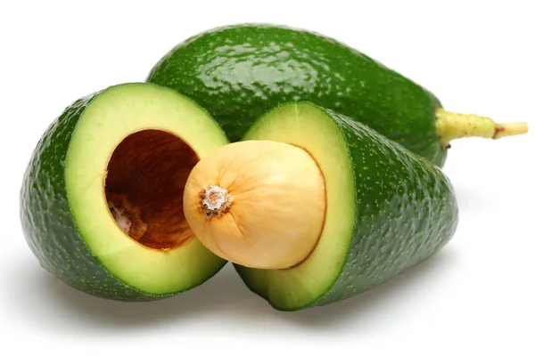 Avocado verde intero e mezzo isolato — Foto Stock