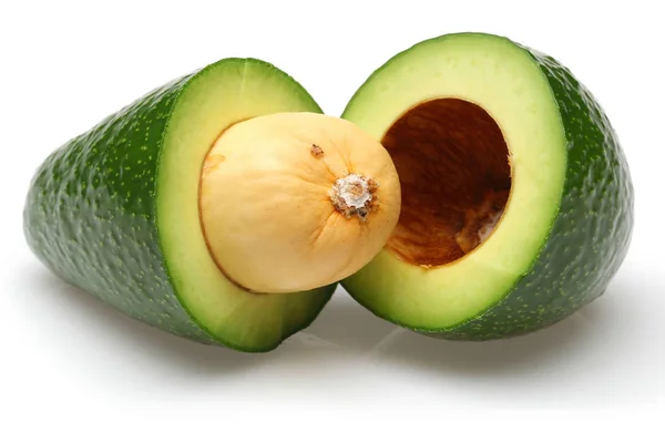 Avocado mezzo verde isolato su bianco — Foto Stock