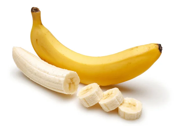 Celé a nakrájené zralé banány izolované na bílém — Stock fotografie