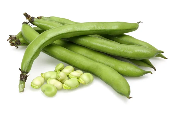 新鲜的绿色蚕豆隔离在白色 — 图库照片