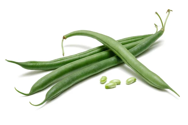 白で隔離された新鮮な緑の豆 — ストック写真