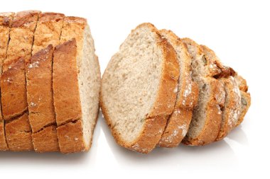 Beyaz üzerinde izole dilimlenmiş unlu buğday ekmeği