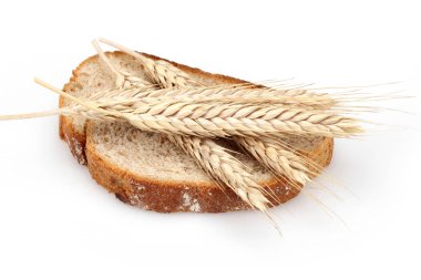 Beyaz üzerinde izole ekmek dilim ve buğday kulakları