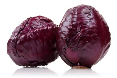 Beyaz üzerinde izole taze kırmızı lahana 