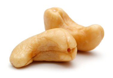 kavrulmuş kaşu fındık üzerinde beyaz izole