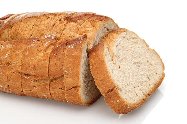 Pan de trigo harinoso en rodajas aislado en blanco — Foto de Stock