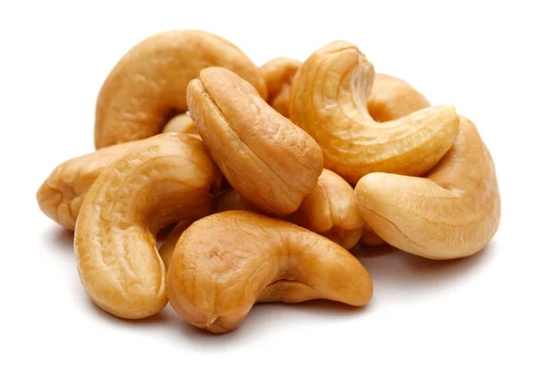 Geroosterde cashewnoten geïsoleerd op wit — Stockfoto