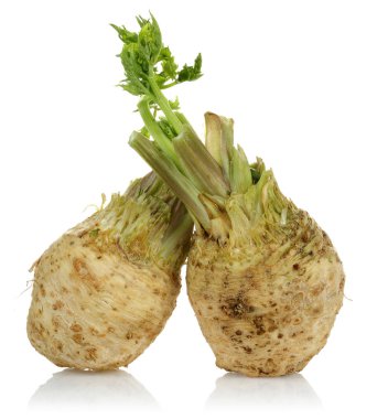 Taze kereviz kök kereviz sapı izole ile