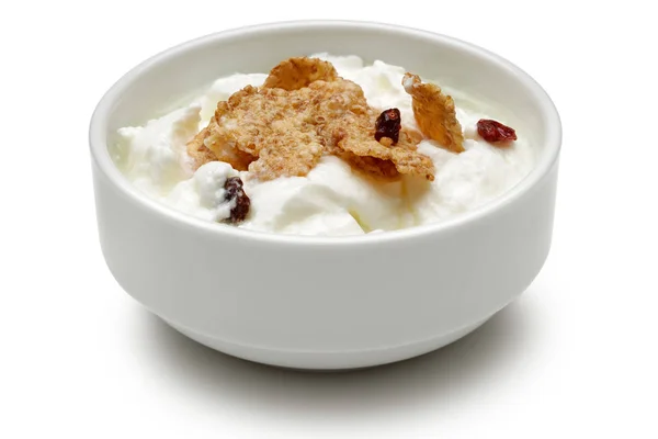 Зерно и йогурт в миске изолированы на белом — стоковое фото