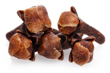 Kuru karanfil tomurcukları beyaz izole