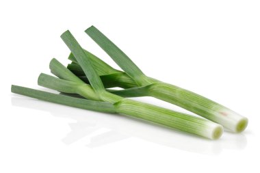 Beyaz izole taze yeşil sarımsak