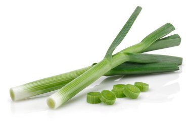 Dilimler izole taze yeşil sarımsak