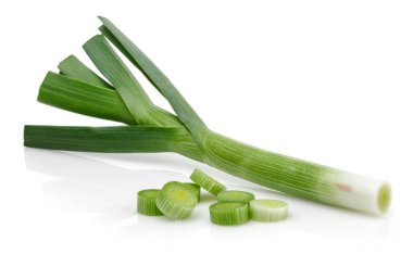 Dilimler izole taze yeşil sarımsak