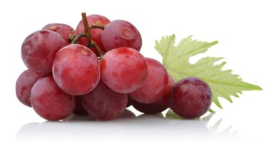 taze üzüm kırmızı üzerine beyaz izole