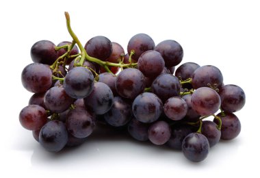 Taze siyah üzüm beyaz izole