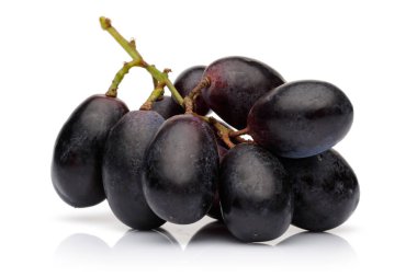 Taze siyah üzüm beyaz izole