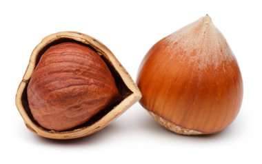 Bir grup fındık beyazda izole edilmiş.