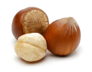 Bir grup fındık beyazda izole edilmiş.