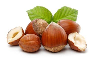 Fındıklar ve yapraklar beyaz üzerine izole