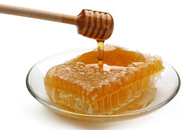 Petek üzerine dipper damlama bal izole