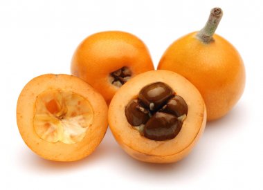 Yarım ve bütün Konfit yenidünya meyve üzerinde beyaz izole